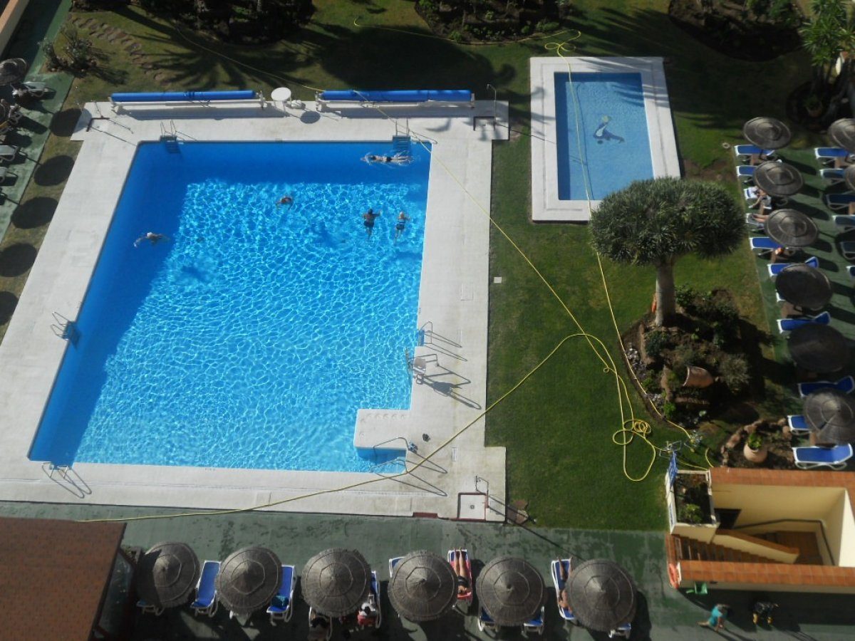 VACACIONES FUENGIROLA CENTRO. Estudio con piscina, vistas a la playa y puerto — Foto 2