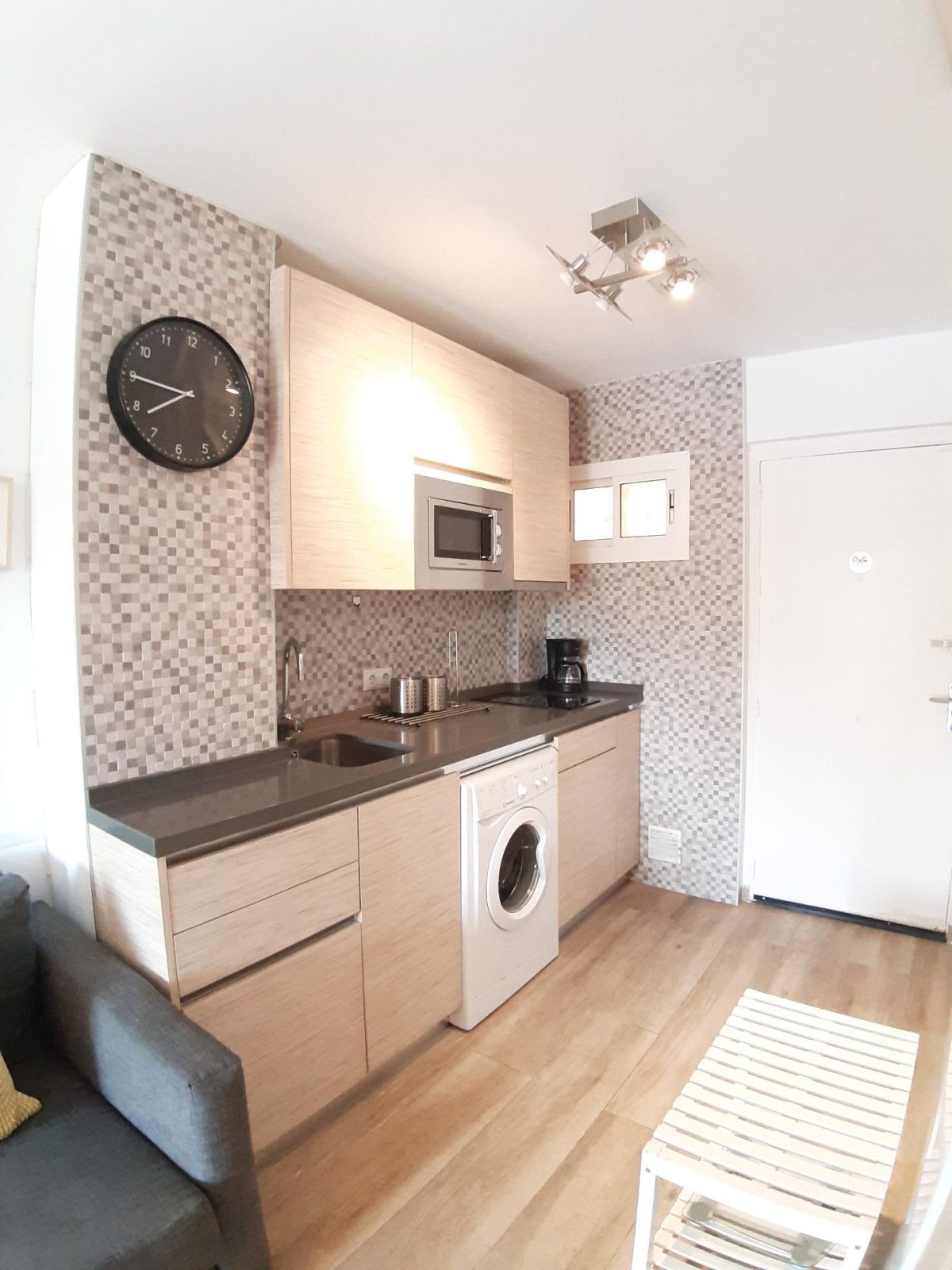 Estudio renovado en venta en Benalmádena Costa, a solo 500 metros del mar — Foto 3