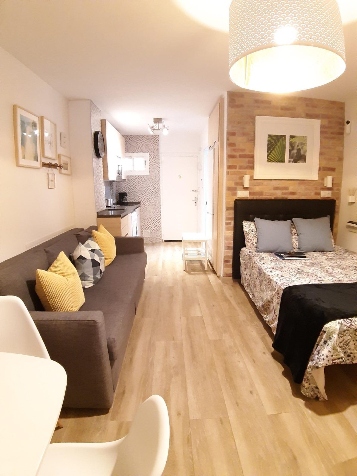 Estudio renovado en venta en Benalmádena Costa, a solo 500 metros del mar — Foto 1