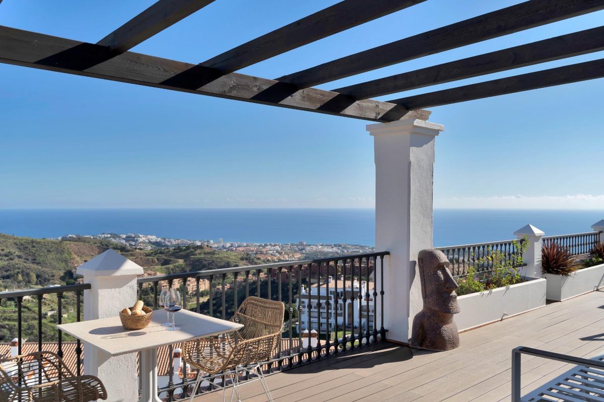 Calahonda Alta - Impresionante Atico con Alma Vistas al Mar 360º Garaje, Trastero, 4 Piscinas — Foto 1