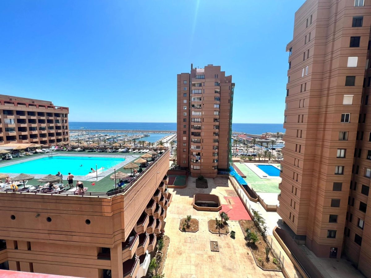 Fuengirola, junto primera línea de playa, vistas al mar — Foto 12