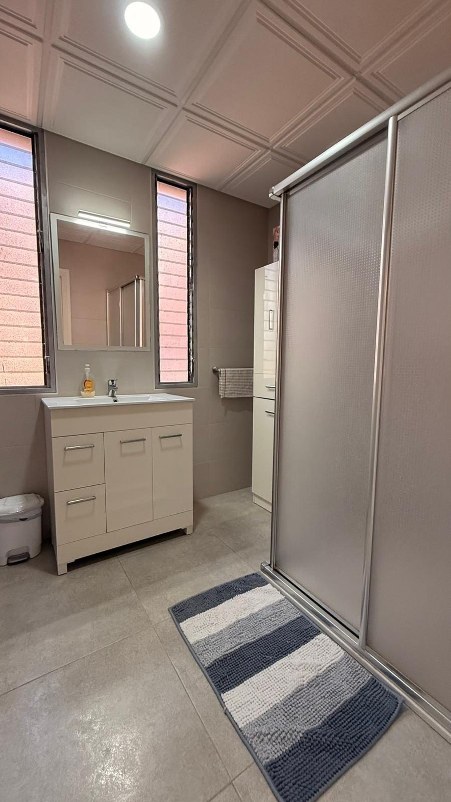 Luminoso apartamento 2 dormitorios junto al puerto de Fuengirola – Piscina y terraza — Foto 15