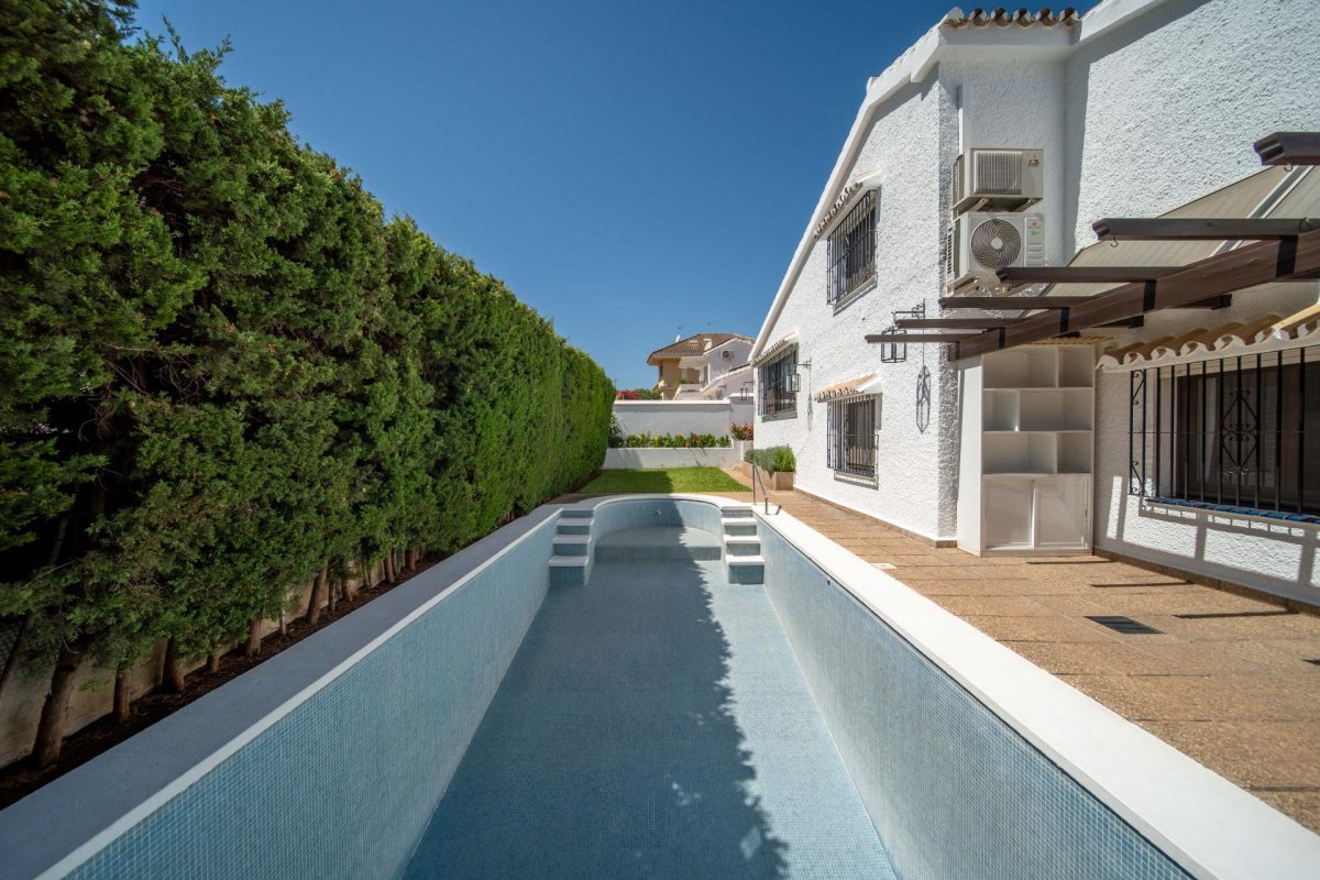 Villa independiente en venta en Fuengirola centro | Costa del Sol | Piscina privada — Foto 5