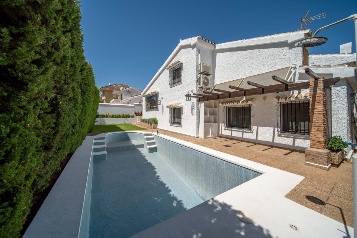 Villa independiente en venta en Fuengirola centro | Costa del Sol | Piscina privada — Foto 1