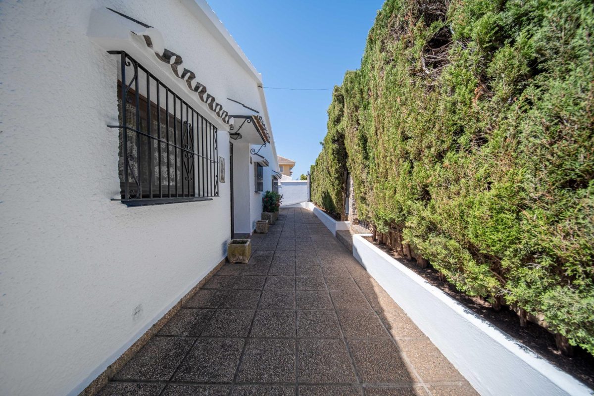 Villa independiente en venta en Fuengirola centro | Costa del Sol | Piscina privada — Foto 4