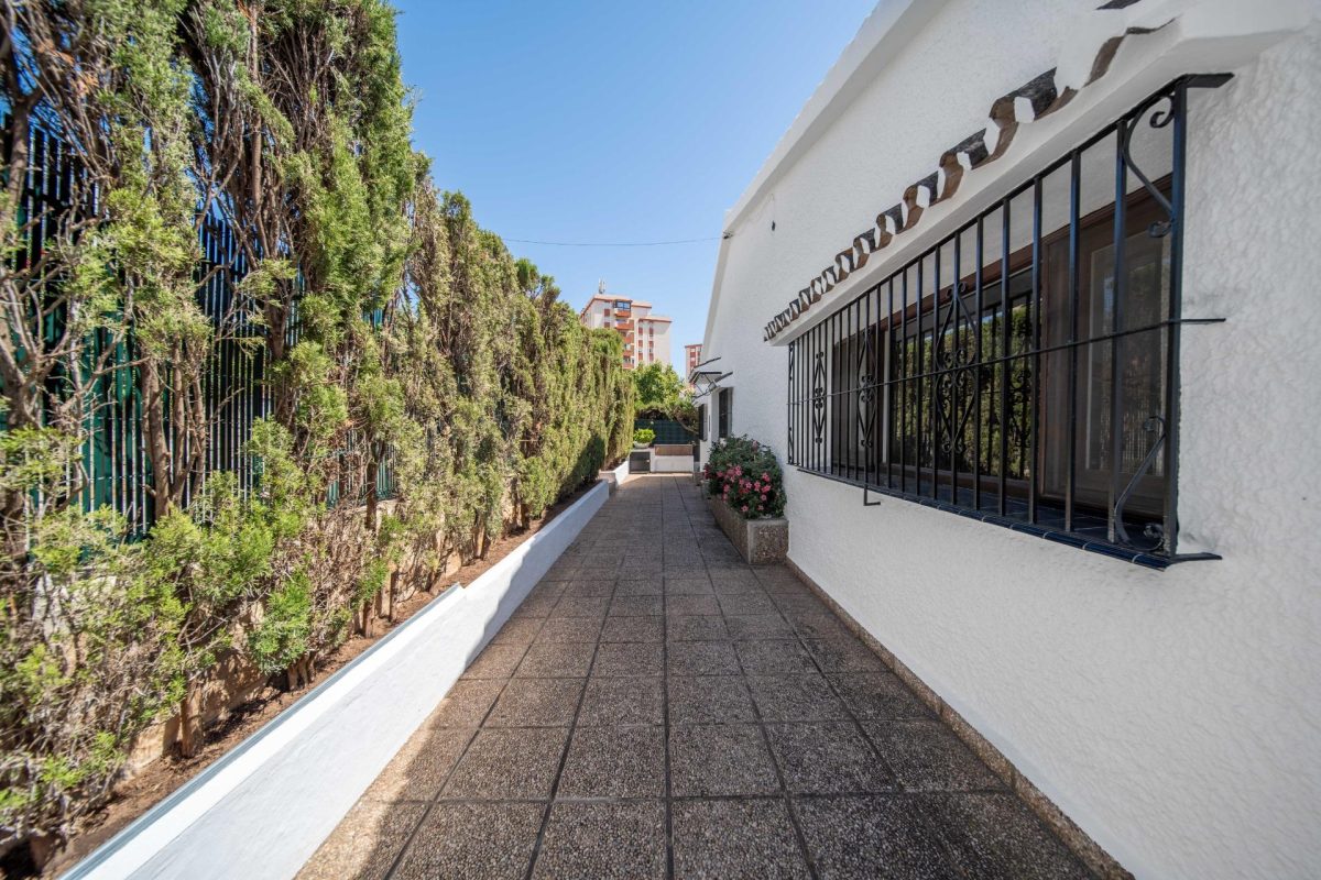 Villa independiente en venta en Fuengirola centro | Costa del Sol | Piscina privada — Foto 3