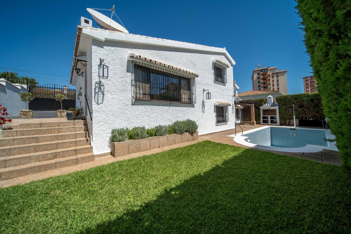 Villa independiente en venta en Fuengirola centro | Costa del Sol | Piscina privada — Foto 2