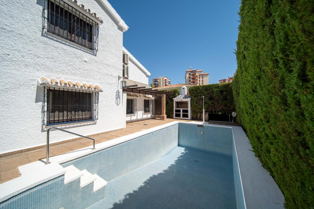 Villa independiente en venta en Fuengirola centro | Costa del Sol | Piscina privada — Foto 8