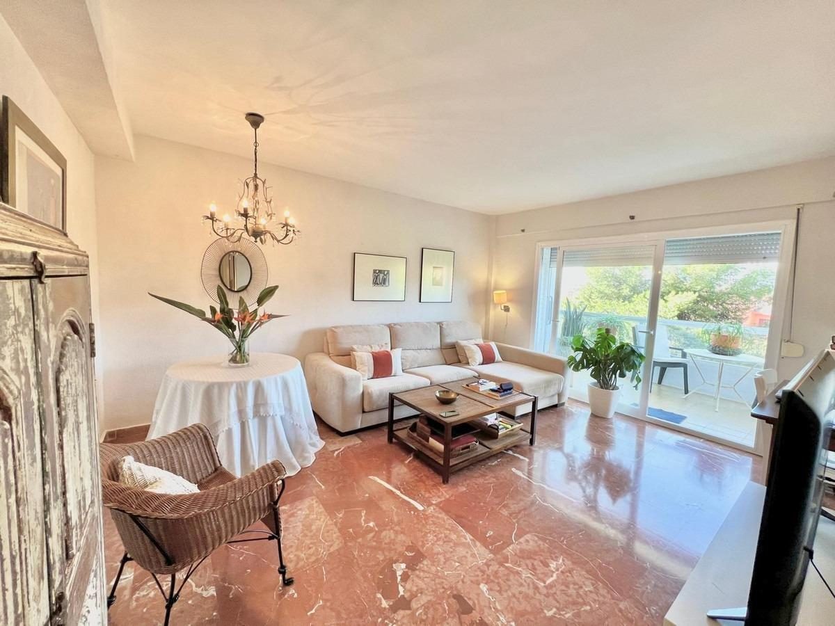 Apartamento en venta en Las Chapas, Marbella – Terraza con vistas al mar a 5 minutos de la playa — Foto 5