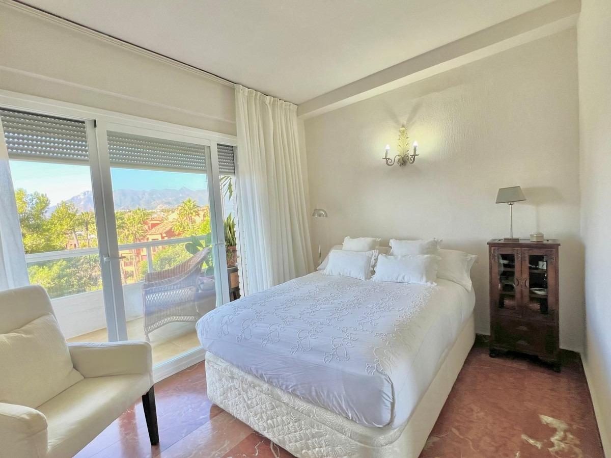 Apartamento en venta en Las Chapas, Marbella – Terraza con vistas al mar a 5 minutos de la playa — Foto 11