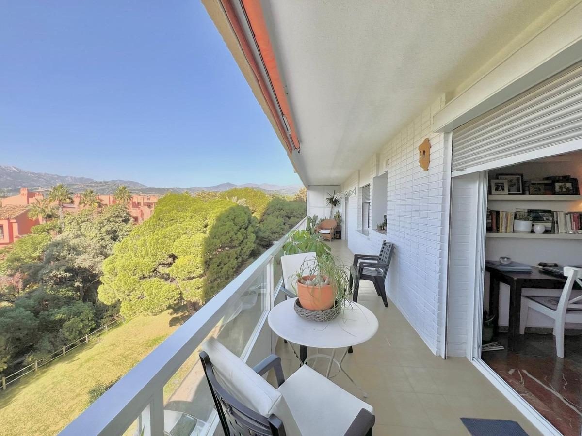 Apartamento en venta en Las Chapas, Marbella – Terraza con vistas al mar a 5 minutos de la playa — Foto 1