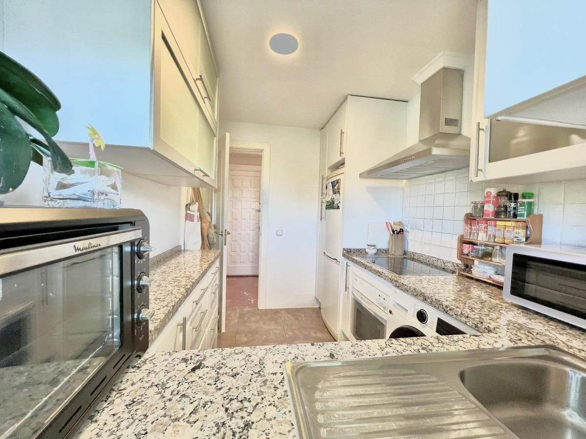 Apartamento en venta en Las Chapas, Marbella – Terraza con vistas al mar a 5 minutos de la playa — Foto 9