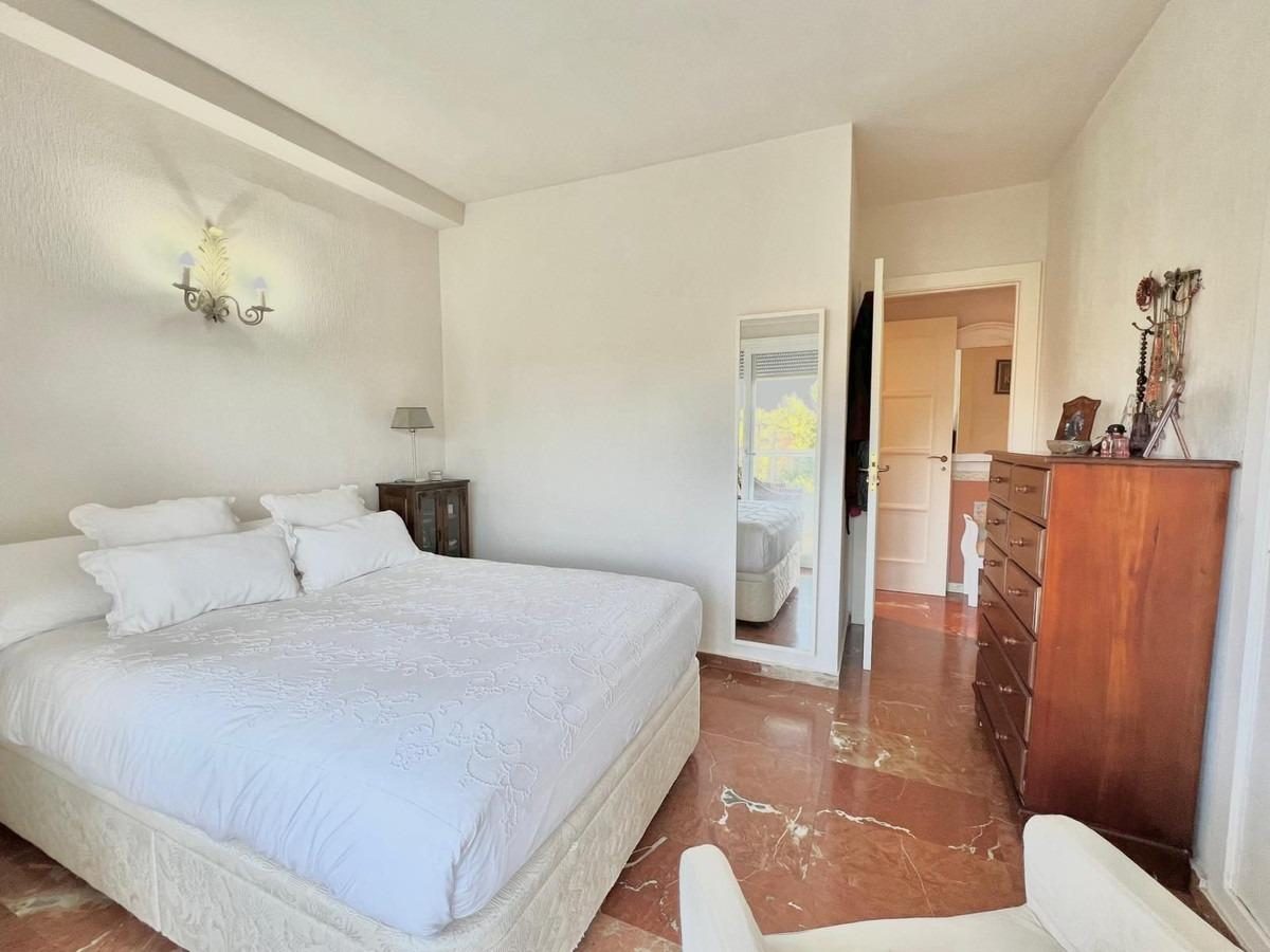 Apartamento en venta en Las Chapas, Marbella – Terraza con vistas al mar a 5 minutos de la playa — Foto 10