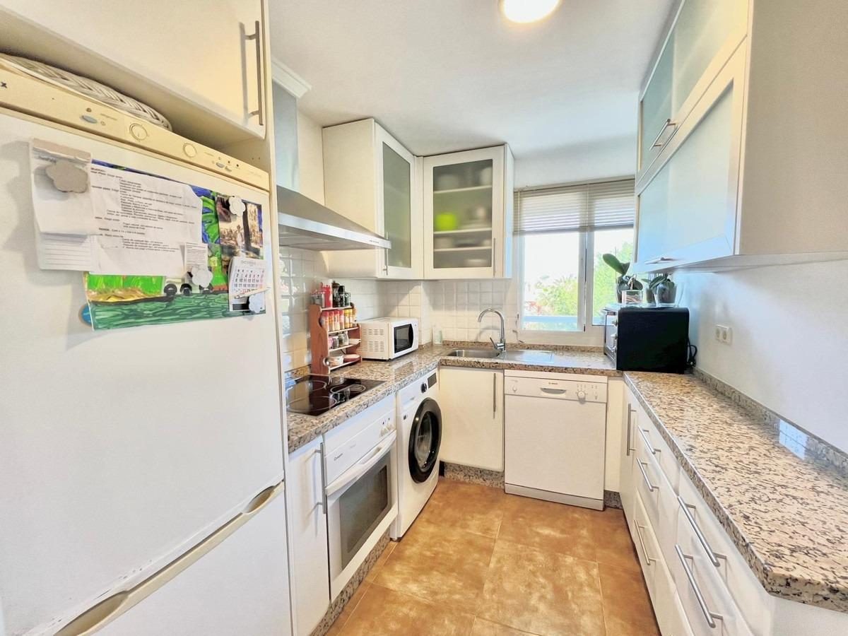 Apartamento en venta en Las Chapas, Marbella – Terraza con vistas al mar a 5 minutos de la playa — Foto 8
