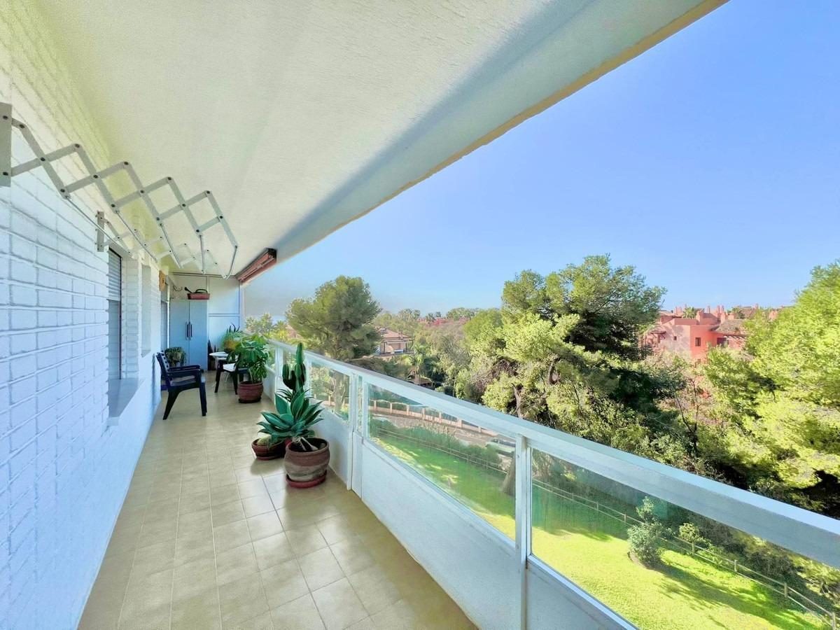 Apartamento en venta en Las Chapas, Marbella – Terraza con vistas al mar a 5 minutos de la playa — Foto 2