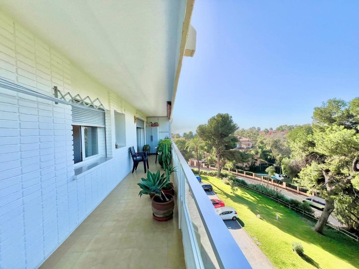 Apartamento en venta en Las Chapas, Marbella – Terraza con vistas al mar a 5 minutos de la playa — Foto 6
