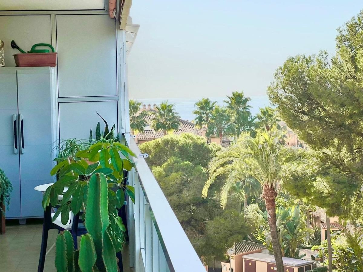 Apartamento en venta en Las Chapas, Marbella – Terraza con vistas al mar a 5 minutos de la playa — Foto 7