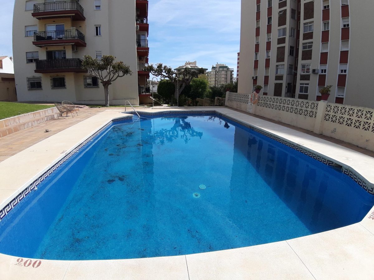 Apartamento en Fuengirola con vistas al mar, 2 dormitorios, piscina y parking – Zona Plaza de Toros, Costa del Sol — Foto 2