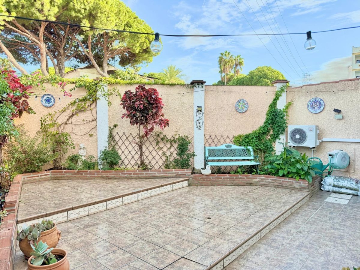 Casa pareada en venta en Calahonda, Costa del Sol, a pasos de la playa con piscina y jardín — Foto 23