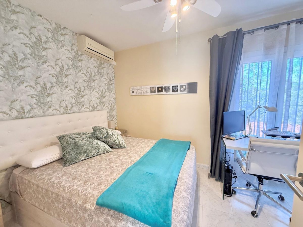 Casa pareada en venta en Calahonda, Costa del Sol, a pasos de la playa con piscina y jardín — Foto 18