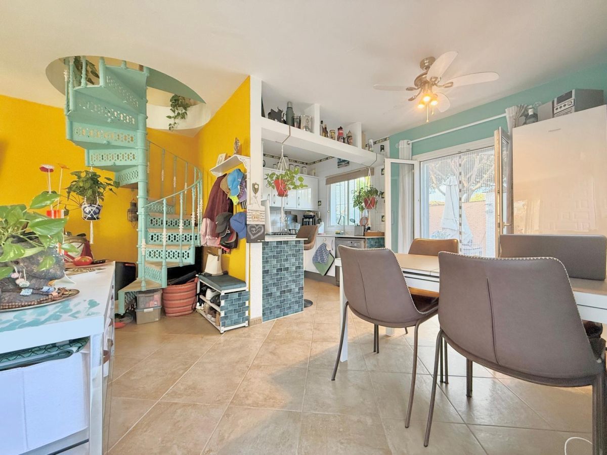 Casa pareada en venta en Calahonda, Costa del Sol, a pasos de la playa con piscina y jardín — Foto 7