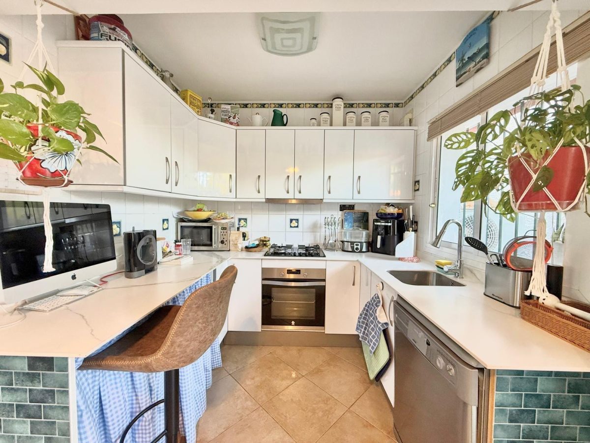 Casa pareada en venta en Calahonda, Costa del Sol, a pasos de la playa con piscina y jardín — Foto 3