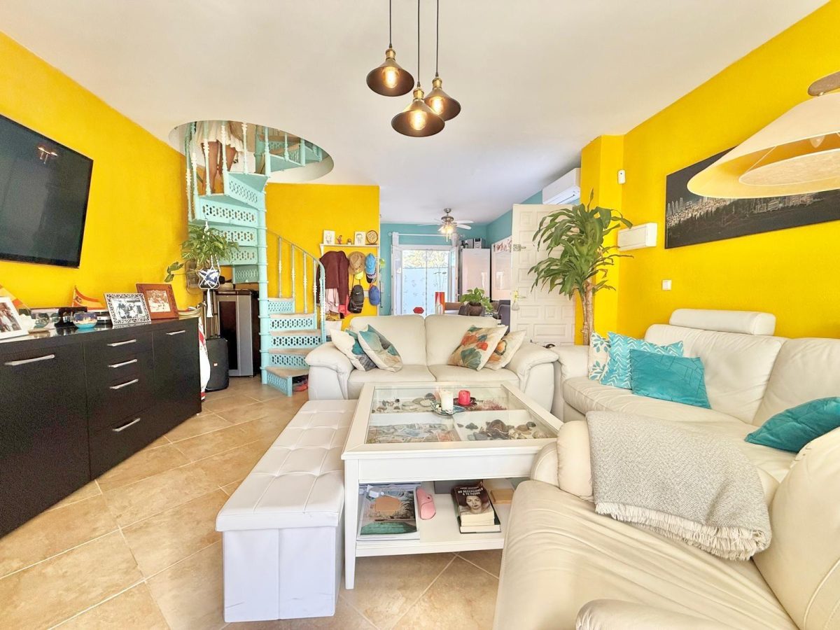 Casa pareada en venta en Calahonda, Costa del Sol, a pasos de la playa con piscina y jardín — Foto 4