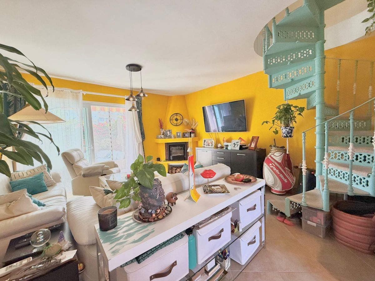 Casa pareada en venta en Calahonda, Costa del Sol, a pasos de la playa con piscina y jardín — Foto 8