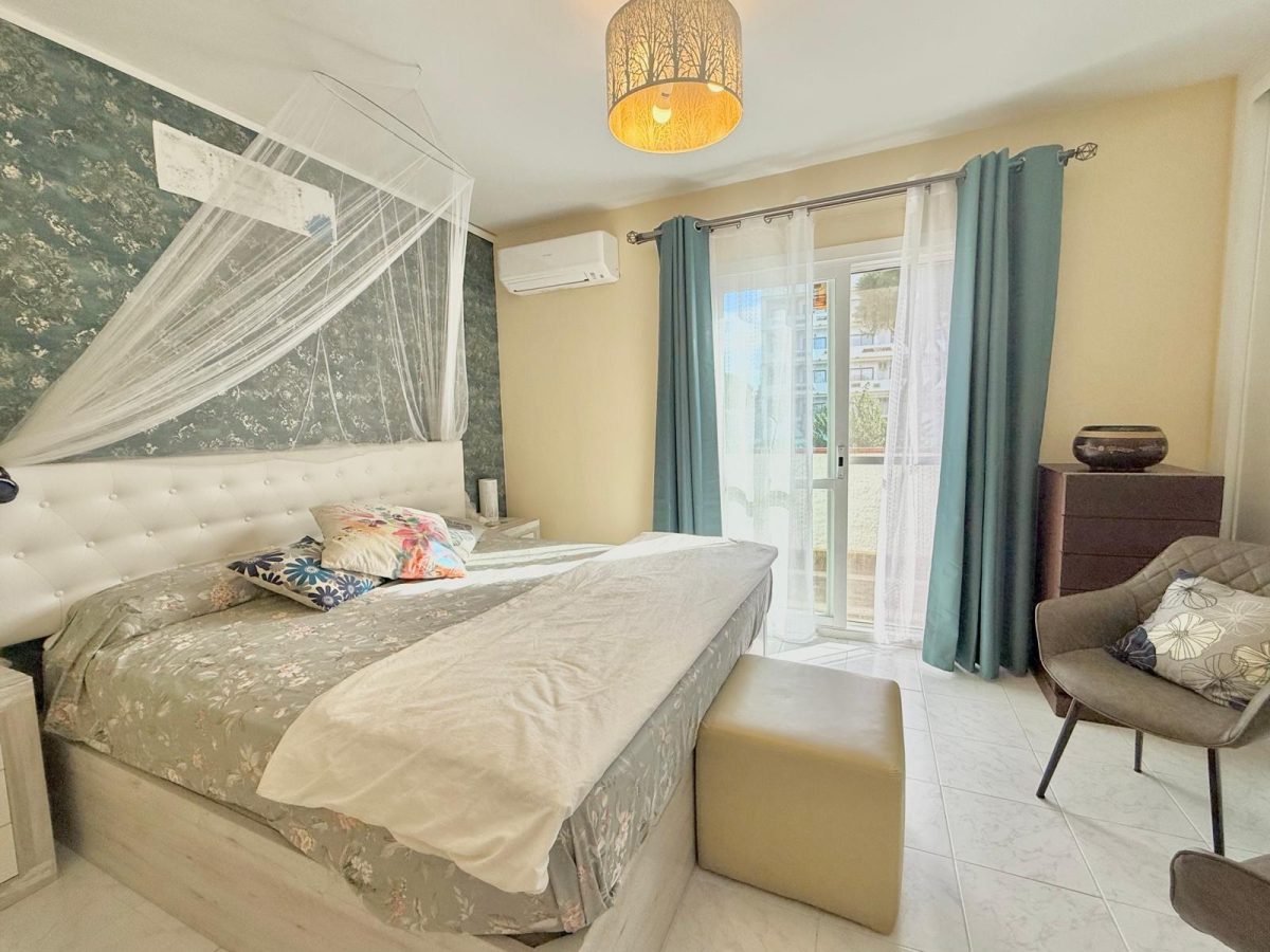Casa pareada en venta en Calahonda, Costa del Sol, a pasos de la playa con piscina y jardín — Foto 10