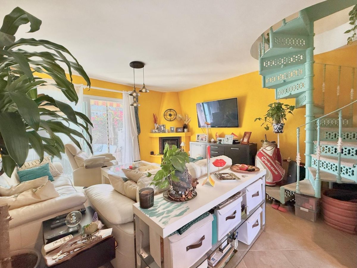 Casa pareada en venta en Calahonda, Costa del Sol, a pasos de la playa con piscina y jardín — Foto 5