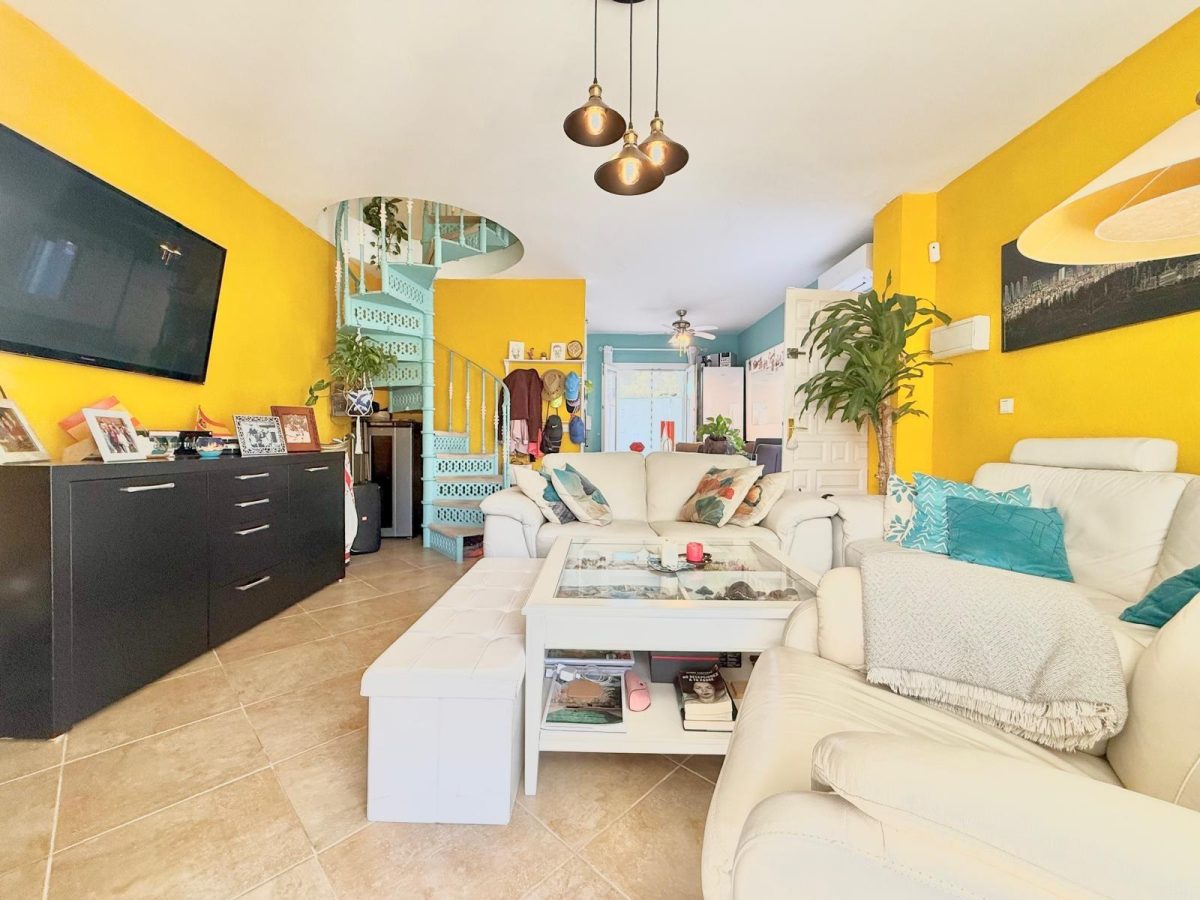 Casa pareada en venta en Calahonda, Costa del Sol, a pasos de la playa con piscina y jardín — Foto 9