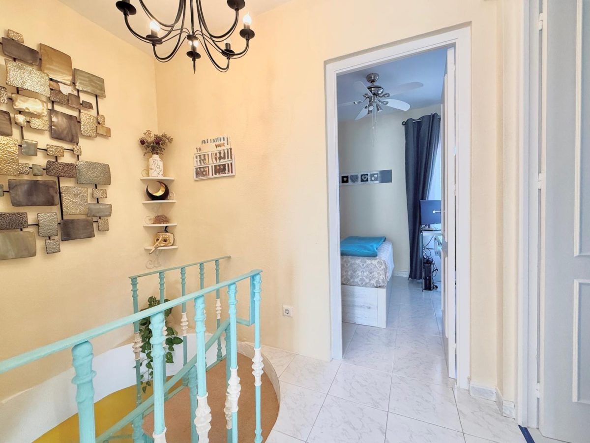 Casa pareada en venta en Calahonda, Costa del Sol, a pasos de la playa con piscina y jardín — Foto 16