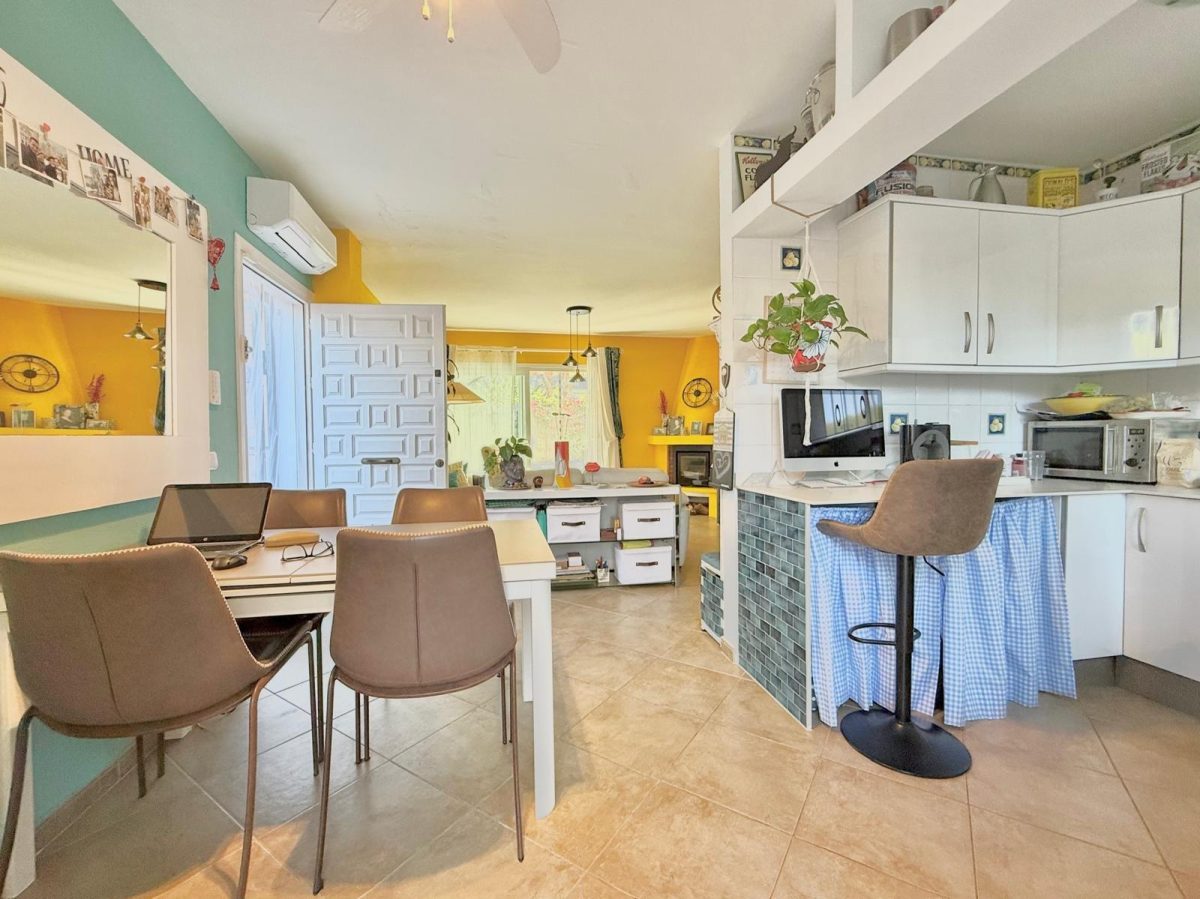 Casa pareada en venta en Calahonda, Costa del Sol, a pasos de la playa con piscina y jardín — Foto 6