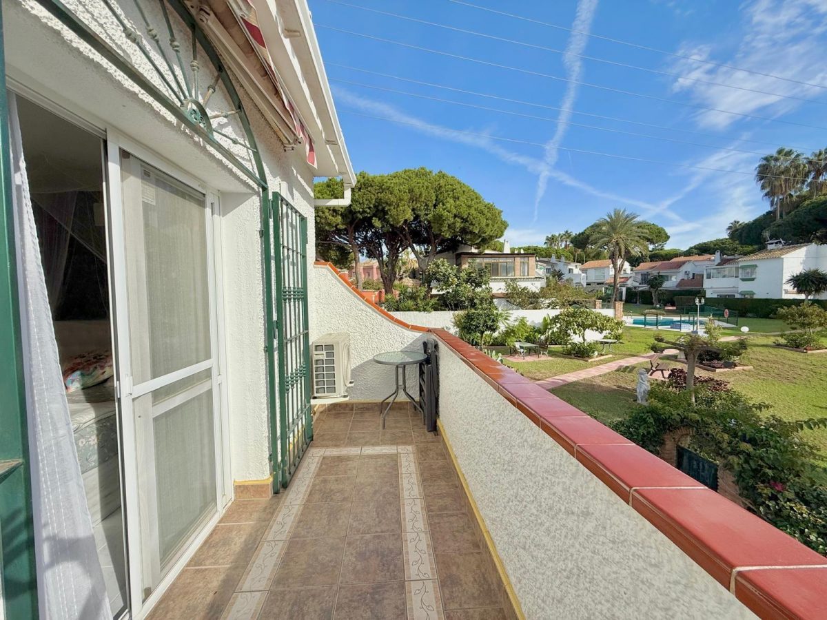 Casa pareada en venta en Calahonda, Costa del Sol, a pasos de la playa con piscina y jardín — Foto 13