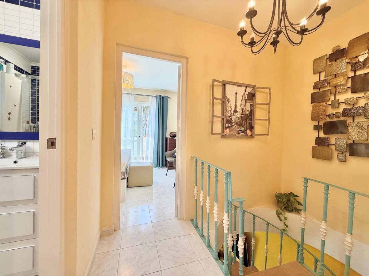Casa pareada en venta en Calahonda, Costa del Sol, a pasos de la playa con piscina y jardín — Foto 21