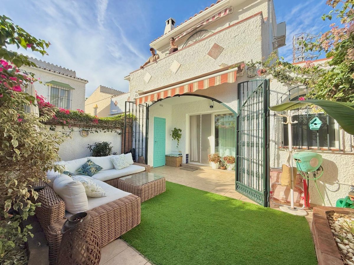 Casa pareada en venta en Calahonda, Costa del Sol, a pasos de la playa con piscina y jardín — Foto 2