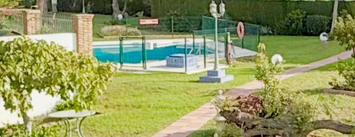 Casa pareada en venta en Calahonda, Costa del Sol, a pasos de la playa con piscina y jardín — Foto 26
