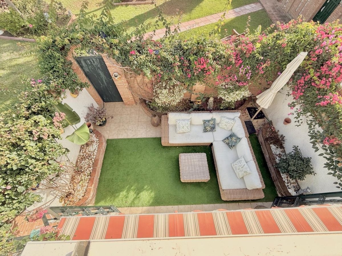 Casa pareada en venta en Calahonda, Costa del Sol, a pasos de la playa con piscina y jardín — Foto 15