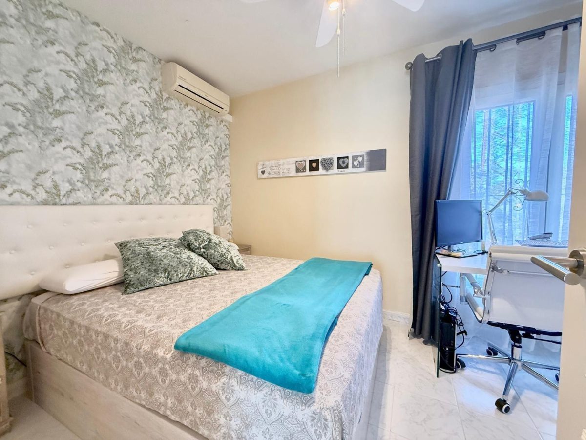 Casa pareada en venta en Calahonda, Costa del Sol, a pasos de la playa con piscina y jardín — Foto 20