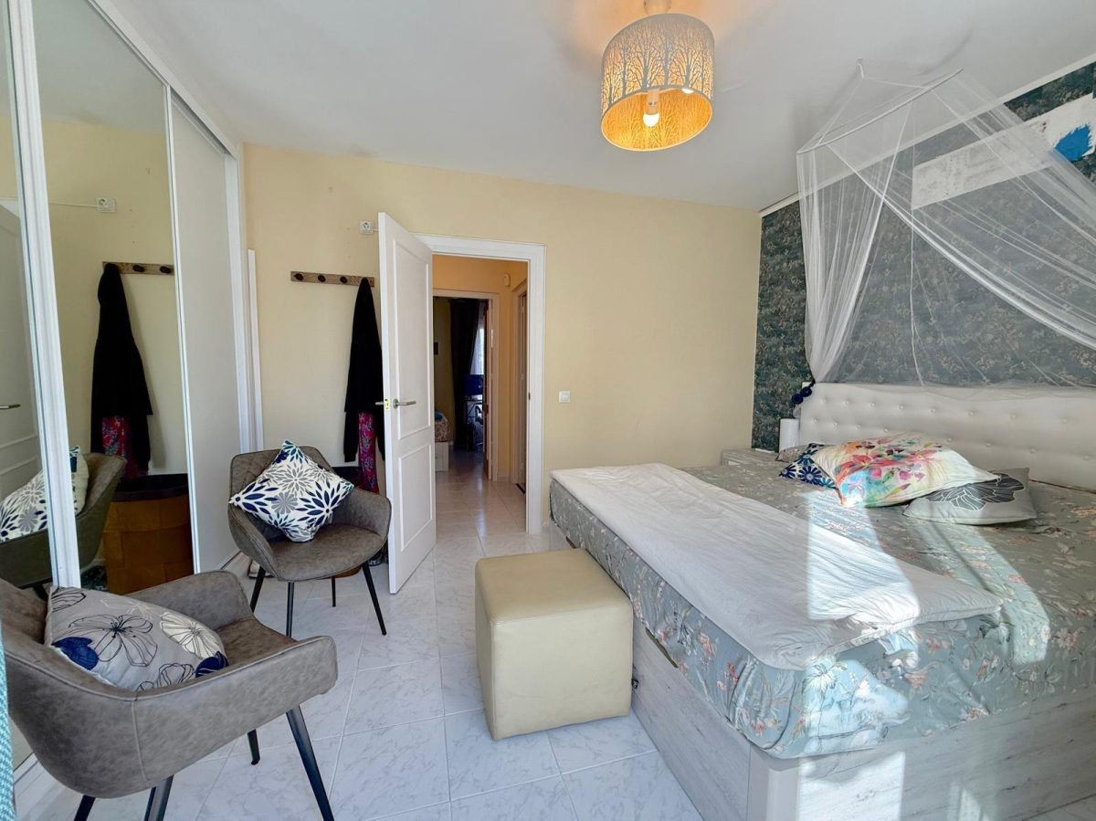 Casa pareada en venta en Calahonda, Costa del Sol, a pasos de la playa con piscina y jardín — Foto 11