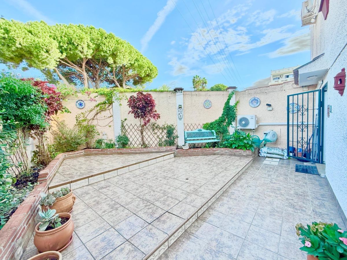 Casa pareada en venta en Calahonda, Costa del Sol, a pasos de la playa con piscina y jardín — Foto 12