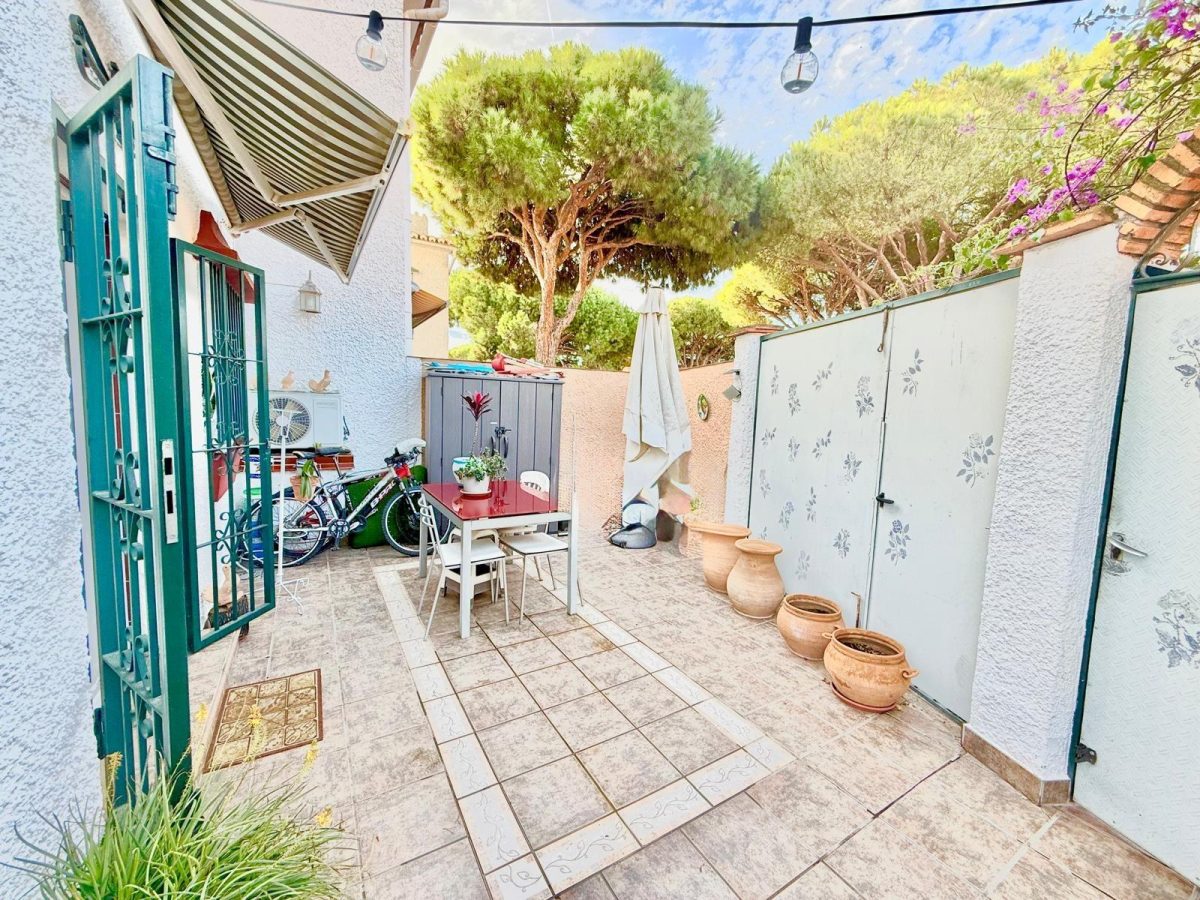 Casa pareada en venta en Calahonda, Costa del Sol, a pasos de la playa con piscina y jardín — Foto 24