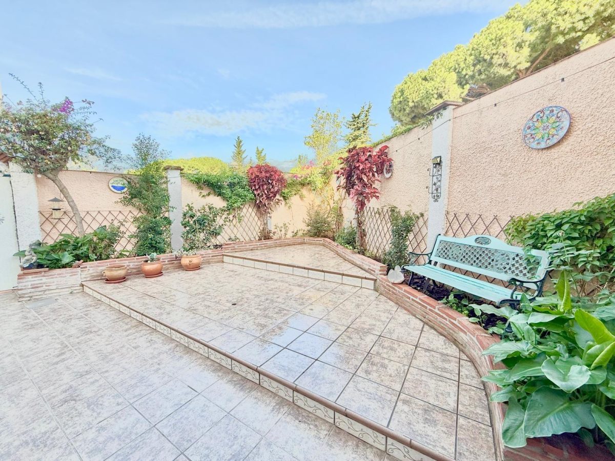 Casa pareada en venta en Calahonda, Costa del Sol, a pasos de la playa con piscina y jardín — Foto 25
