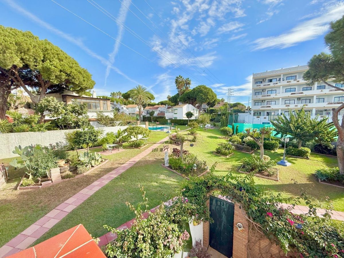 Casa pareada en venta en Calahonda, Costa del Sol, a pasos de la playa con piscina y jardín — Foto 14