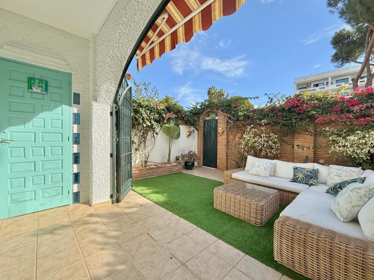 Casa pareada en venta en Calahonda, Costa del Sol, a pasos de la playa con piscina y jardín — Foto 1
