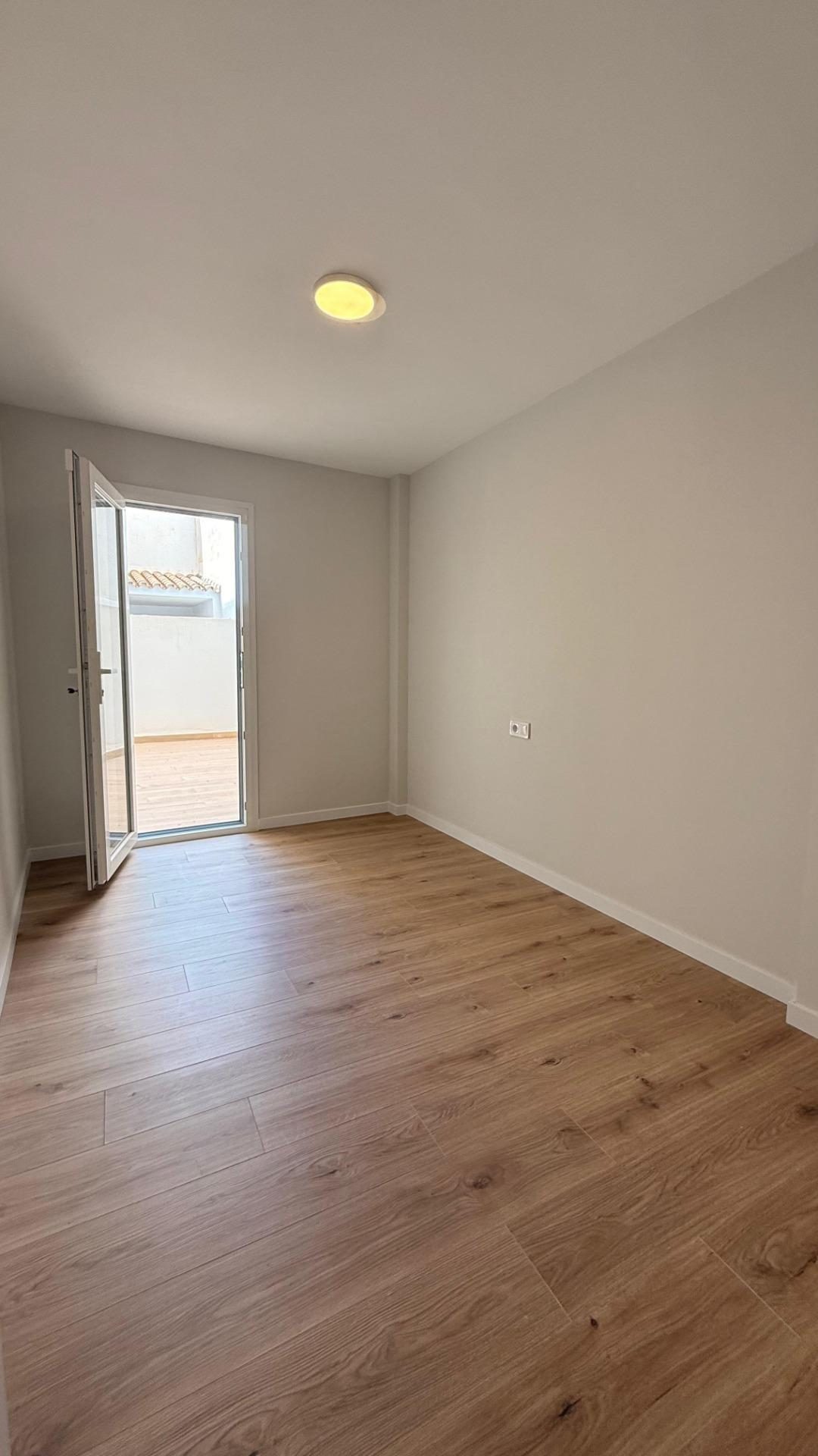 Apartamento reformado en venta en Fuengirola, segunda línea de playa junto al puerto con licencia turística — Foto 17