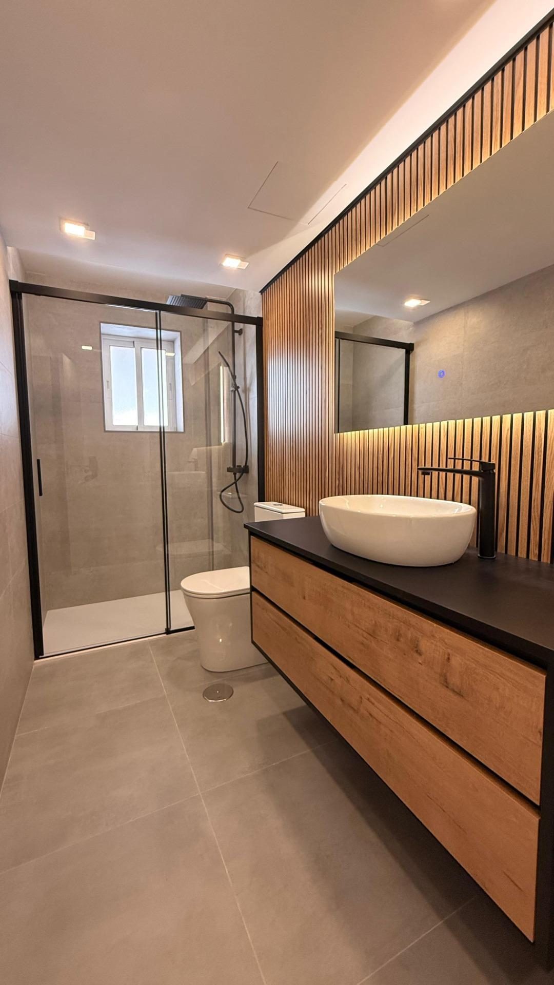 Apartamento reformado en venta en Fuengirola, segunda línea de playa junto al puerto con licencia turística — Foto 9