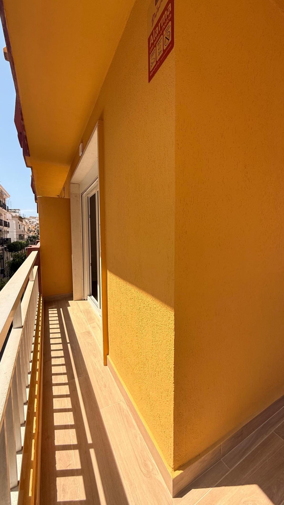 Apartamento reformado en venta en Fuengirola, segunda línea de playa junto al puerto con licencia turística — Foto 5