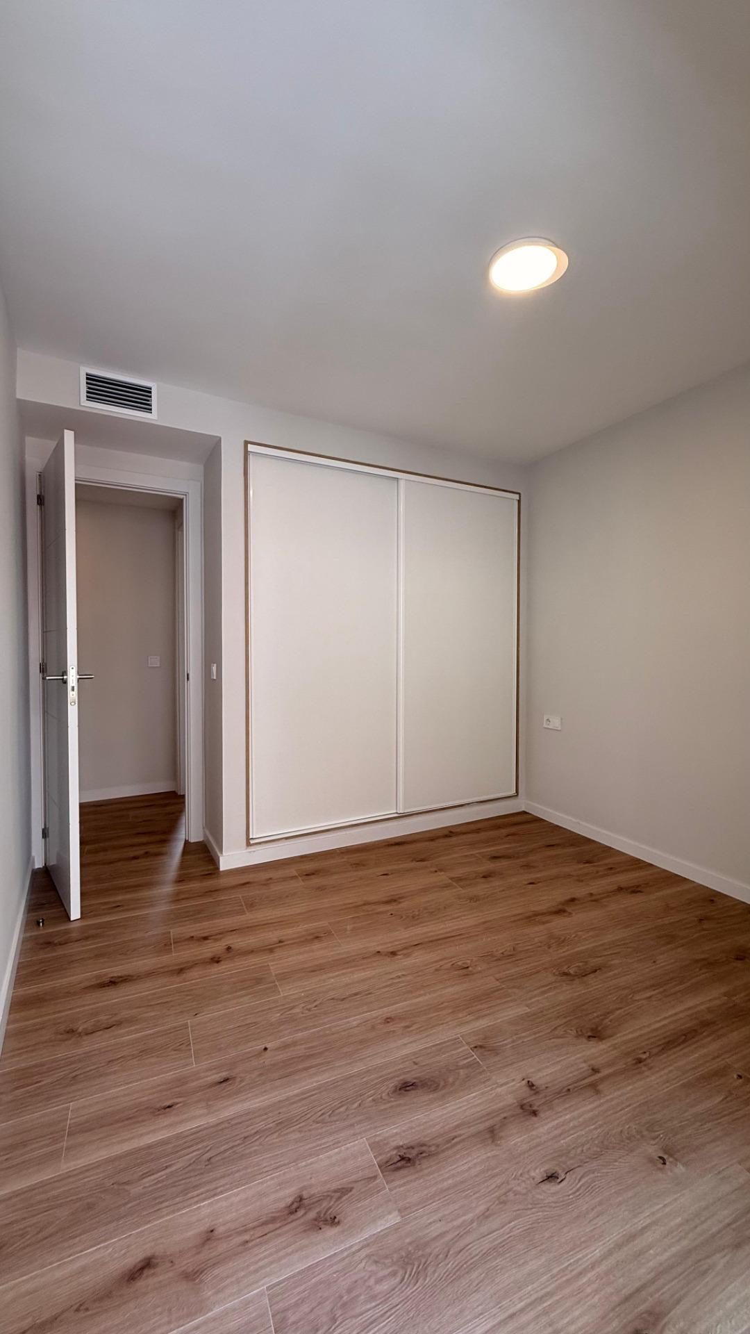 Apartamento reformado en venta en Fuengirola, segunda línea de playa junto al puerto con licencia turística — Foto 14