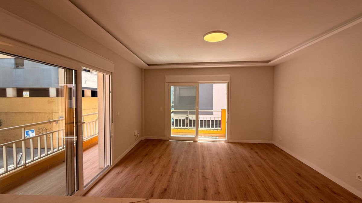 Apartamento reformado en venta en Fuengirola, segunda línea de playa junto al puerto con licencia turística — Foto 3